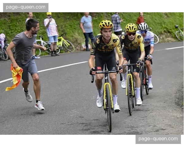 环法自行车赛模拟训练中，波加查与温格高途中友好交换食物