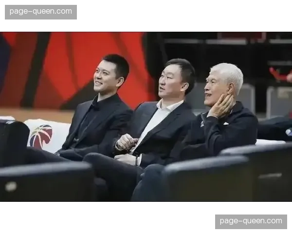 特写：辽篮“教父”蒋兴权指导现身更衣室，与队员们逐一拥抱