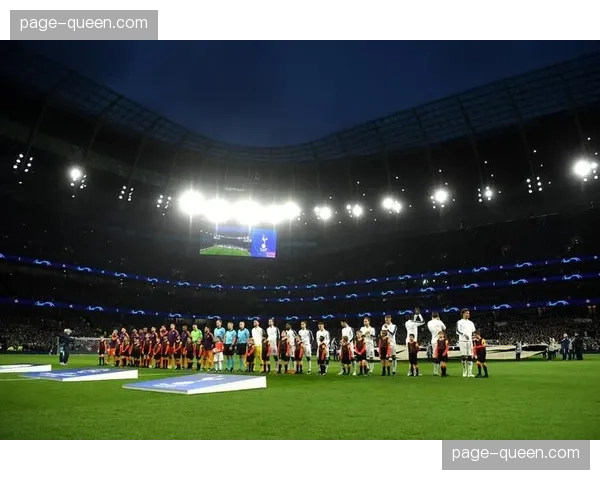 欧冠主题艺术展在伦敦开幕，展示欧洲足球文化传承